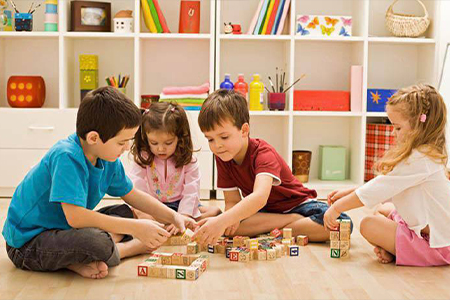 از بازی درمانی چه می‌دانید؟ بازی ابزار طبیعی ارتباط با کودک
